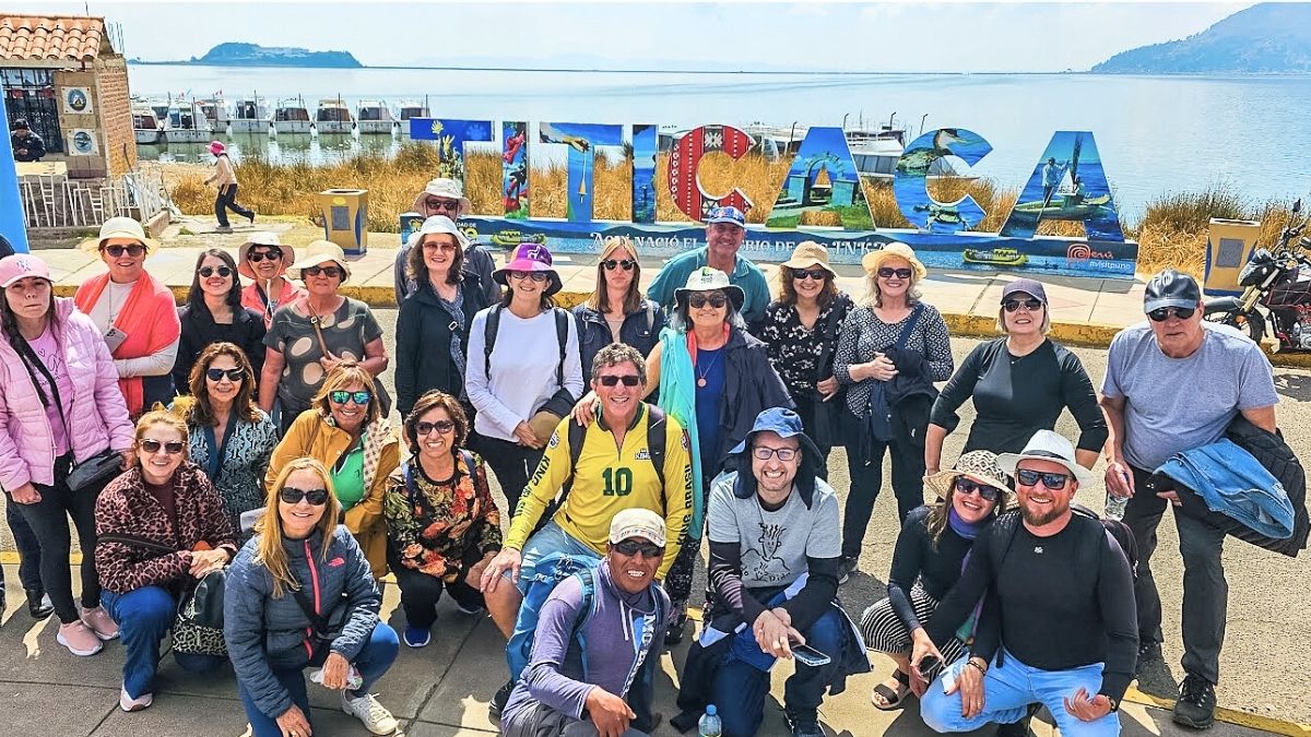 Grupo de viagem visitando o Lago Titicaca