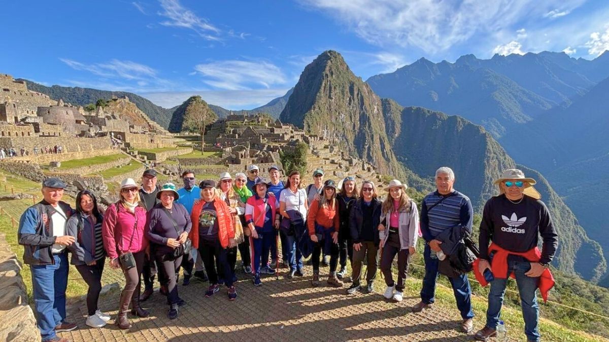 Grupo da MaxxiTours nas ruínas de Machu Picchu