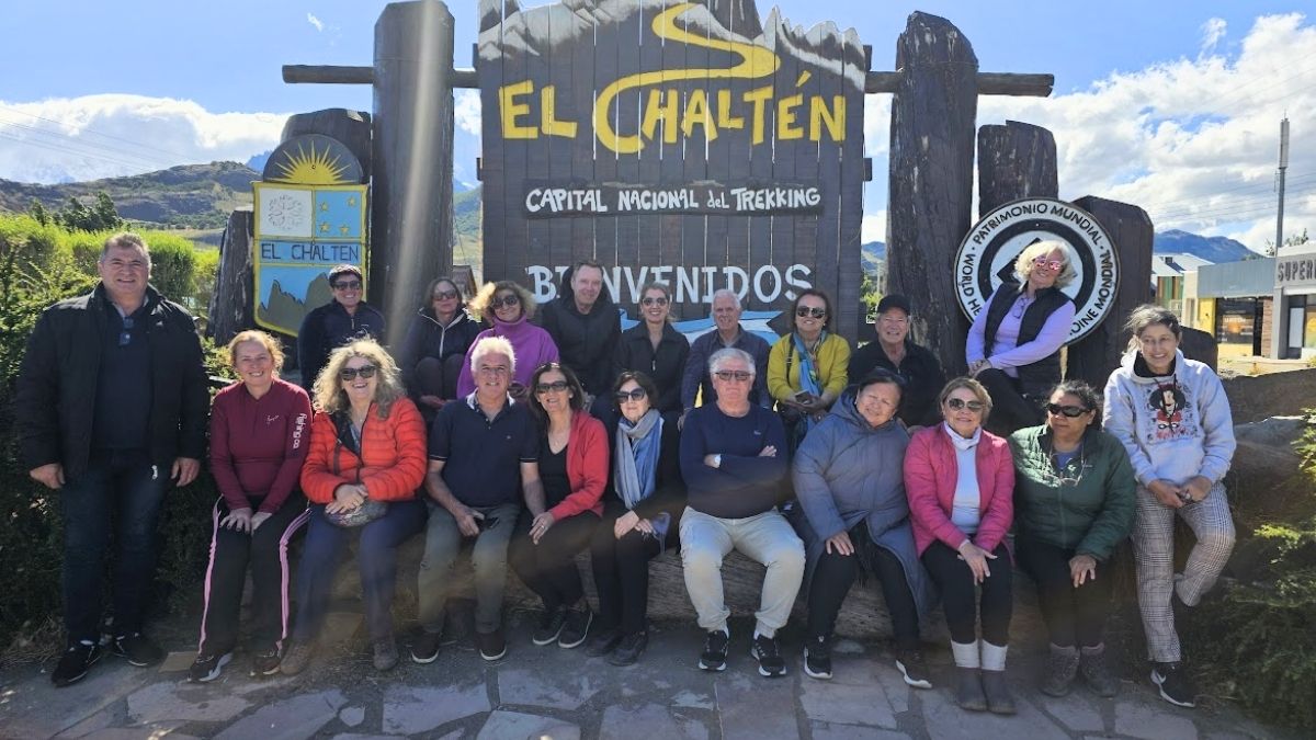 Grupo posando na entrada de El Chaltén, Argentina